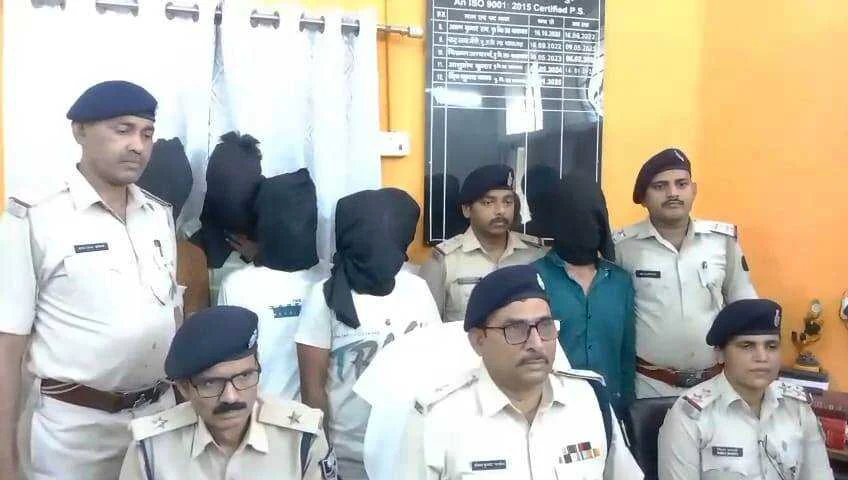 समस्तीपुर पुलिस को मिली बड़ी सफलत, चोरी की गयी आभूषण के साथ चोरी में शामिल सात आरोपी को किया गिरफ्तार 3