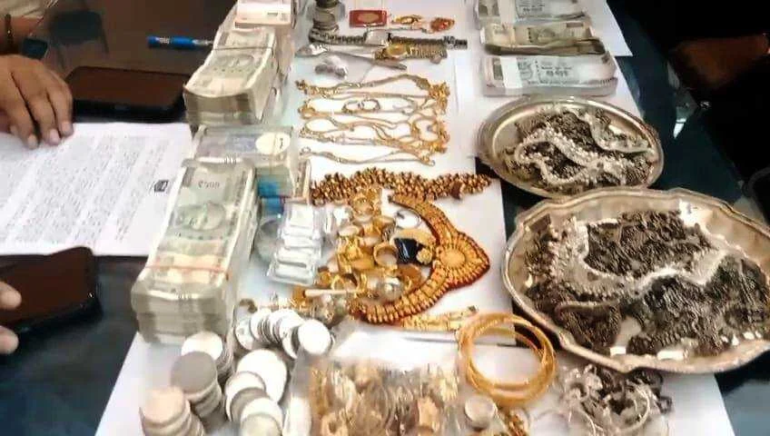 समस्तीपुर पुलिस को मिली बड़ी सफलत, चोरी की गयी आभूषण के साथ चोरी में शामिल सात आरोपी को किया गिरफ्तार 2