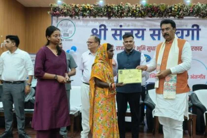 बिहार सरकार के भूमि सुधार मंत्री ने प्रेक्षागृह सह आर्ट गैलरी कंकौल में बसेरा टू के तहत भूमिहीनों के बीच किया पर्चा वितरण 26