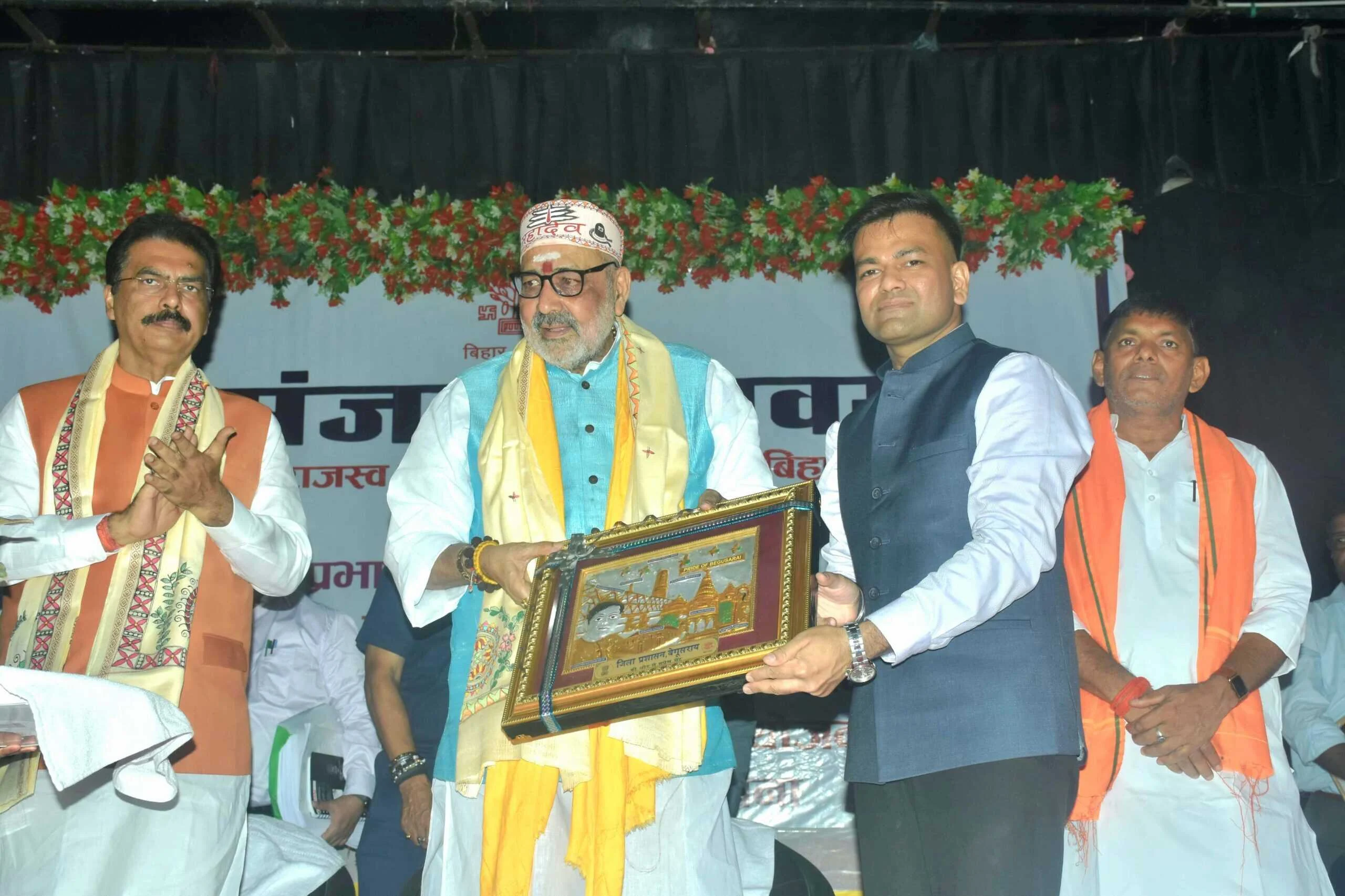बिहार सरकार के राजस्व मंत्री व केन्द्रीय मंत्री,खेलमंत्री समेत जिलाधिकारी के नेतृत्व में शहीद के परिजनों को प्रदान किया गया 21 लाख का चेक 3