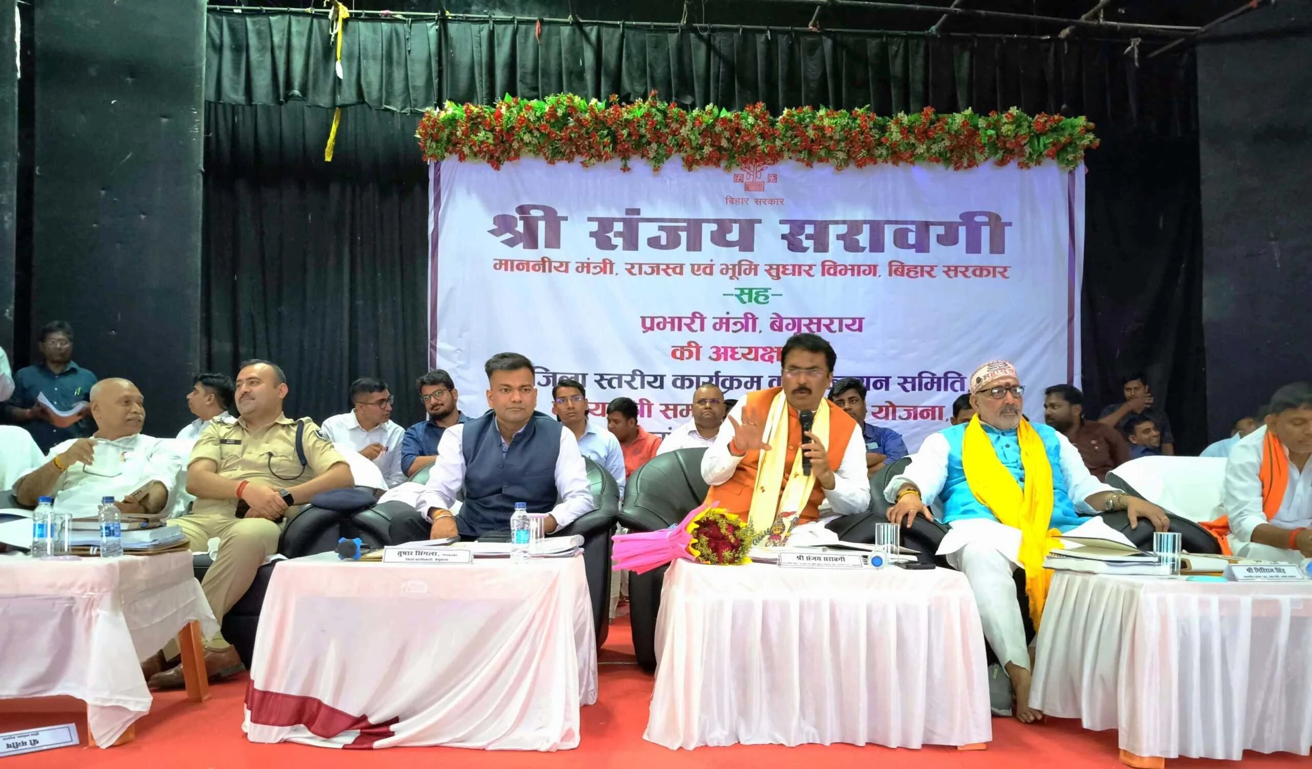 बिहार सरकार के राजस्व मंत्री व केन्द्रीय मंत्री,खेलमंत्री समेत जिलाधिकारी के नेतृत्व में शहीद के परिजनों को प्रदान किया गया 21 लाख का चेक 4