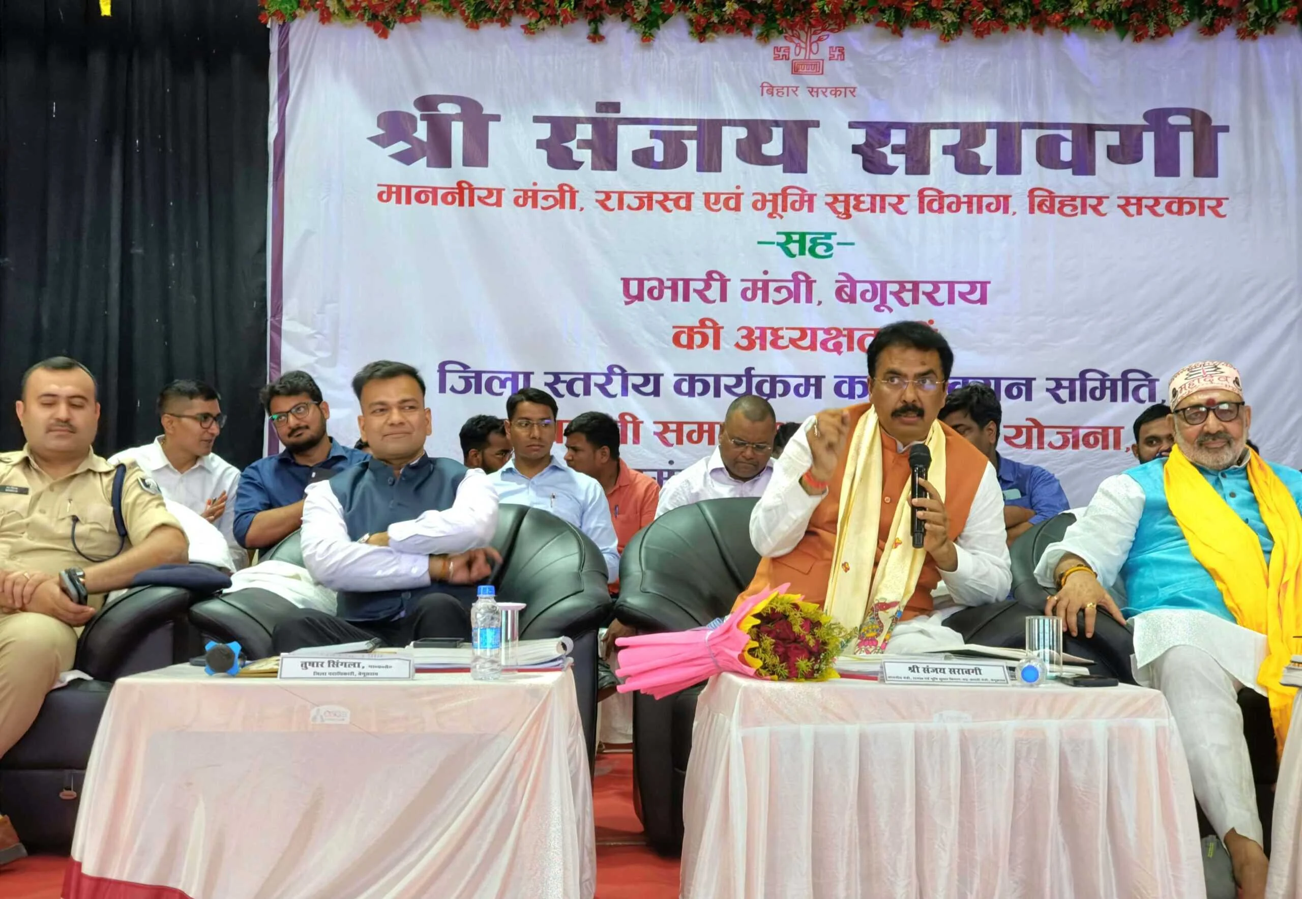 बिहार सरकार के राजस्व मंत्री व केन्द्रीय मंत्री,खेलमंत्री समेत जिलाधिकारी के नेतृत्व में शहीद के परिजनों को प्रदान किया गया 21 लाख का चेक 5