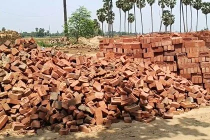 नालंदा: चिमनी भट्टा पर ईट की दीवार गिरने से एक मजदूर की हुई मौत, तीन मजदूर गंभीर रूप से जख्मी 24