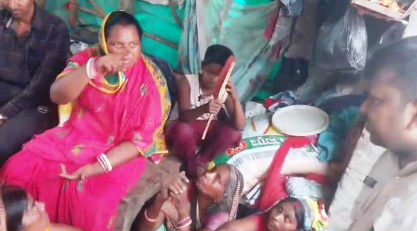 कलयुगी पत्नी ने अपने ही पति को निर्मम तरीके से किया हत्या, शव को हाथ पैर बांधकर बोरे में बंद कर सड़क किनारे फेंका 4