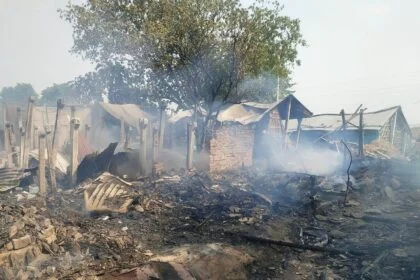 बेगूसराय के मधुरापुर में भीषण अग्निकांड में 50 घर जलकर राख, लाखो रुपये का नुकसान 17