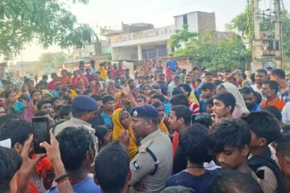जमीनी विवाद में गोली लगने से युवक की हुई हत्या, परिजनों में मचा कोहराम, आक्रोशित ग्रामीणों ने किया घंटों सड़क जाम 22