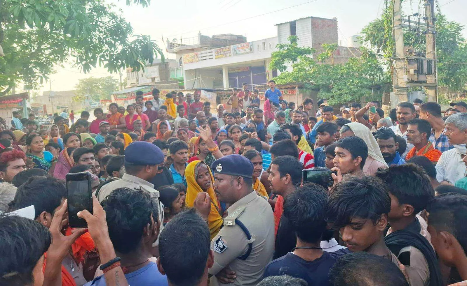जमीनी विवाद में गोली लगने से युवक की हुई हत्या, परिजनों में मचा कोहराम, आक्रोशित ग्रामीणों ने किया घंटों सड़क जाम 6