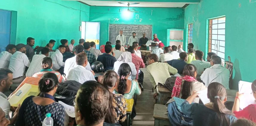 नव नियुक्त विद्यालय अध्यापकों के बीच पदस्थापना पत्र का वितरण 1