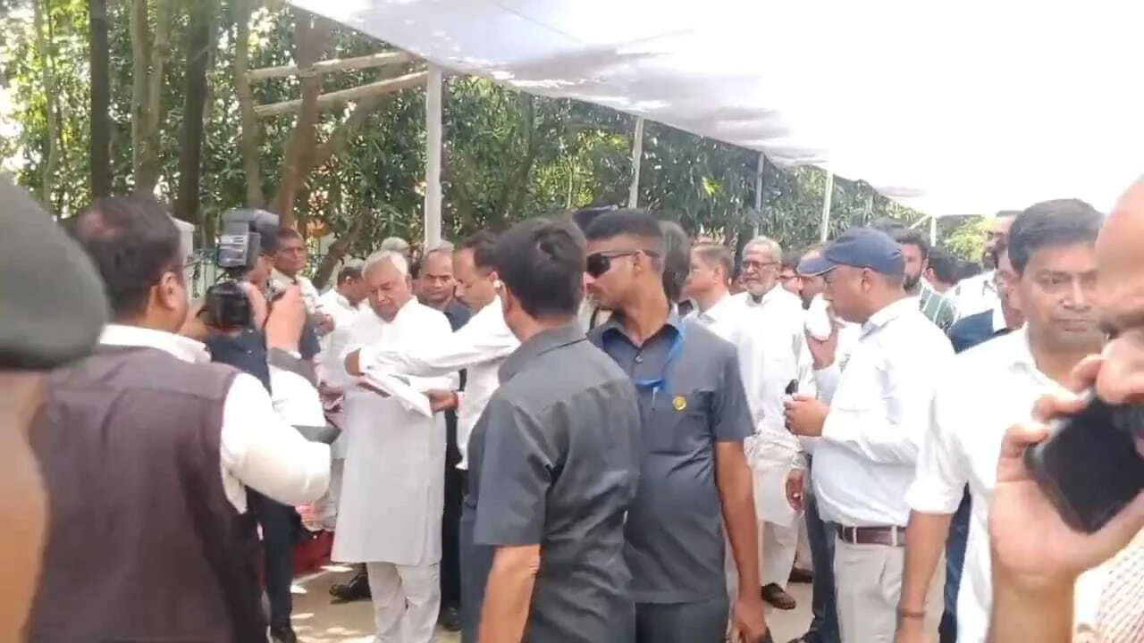 बिहार के मुख्यमंत्री नीतीश कुमार पहुंचे कल्याण बीघा, पत्नी स्वर्गीय मंजू देवी के पुण्यतिथि के मौके पर स्मृति वाटिका स्थित आदमकद प्रतिमा पर किया पुष्प अर्पित 2