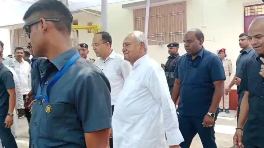 बिहार के मुख्यमंत्री नीतीश कुमार पहुंचे कल्याण बीघा, पत्नी स्वर्गीय मंजू देवी के पुण्यतिथि के मौके पर स्मृति वाटिका स्थित आदमकद प्रतिमा पर किया पुष्प अर्पित 1