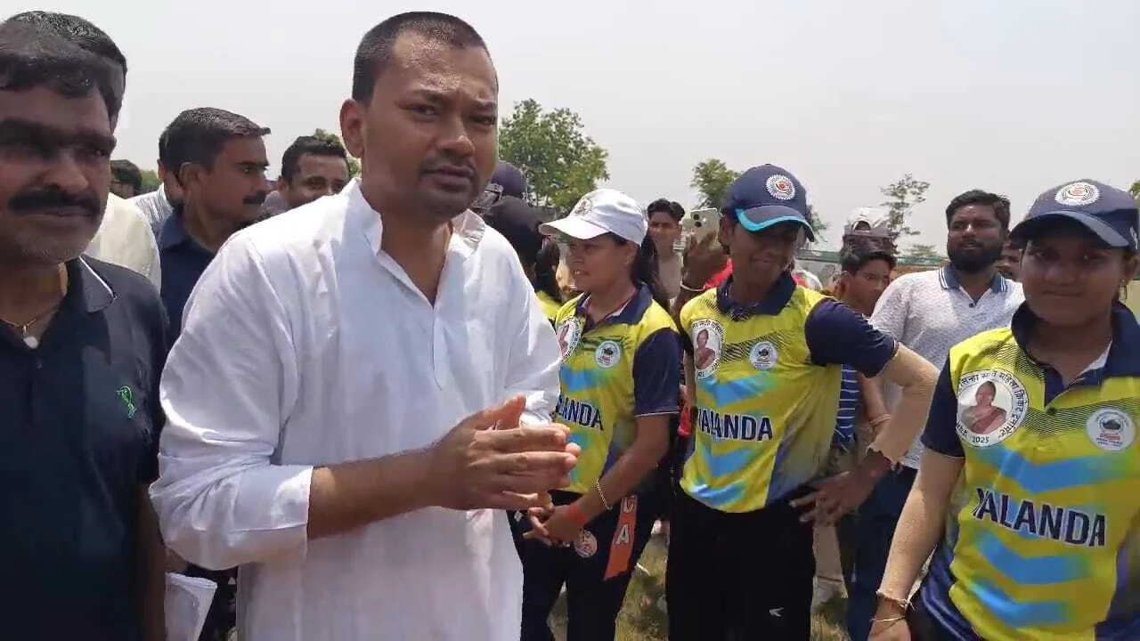 बिहार के मुख्यमंत्री नीतीश कुमार पहुंचे कल्याण बीघा, पत्नी स्वर्गीय मंजू देवी के पुण्यतिथि के मौके पर स्मृति वाटिका स्थित आदमकद प्रतिमा पर किया पुष्प अर्पित 3