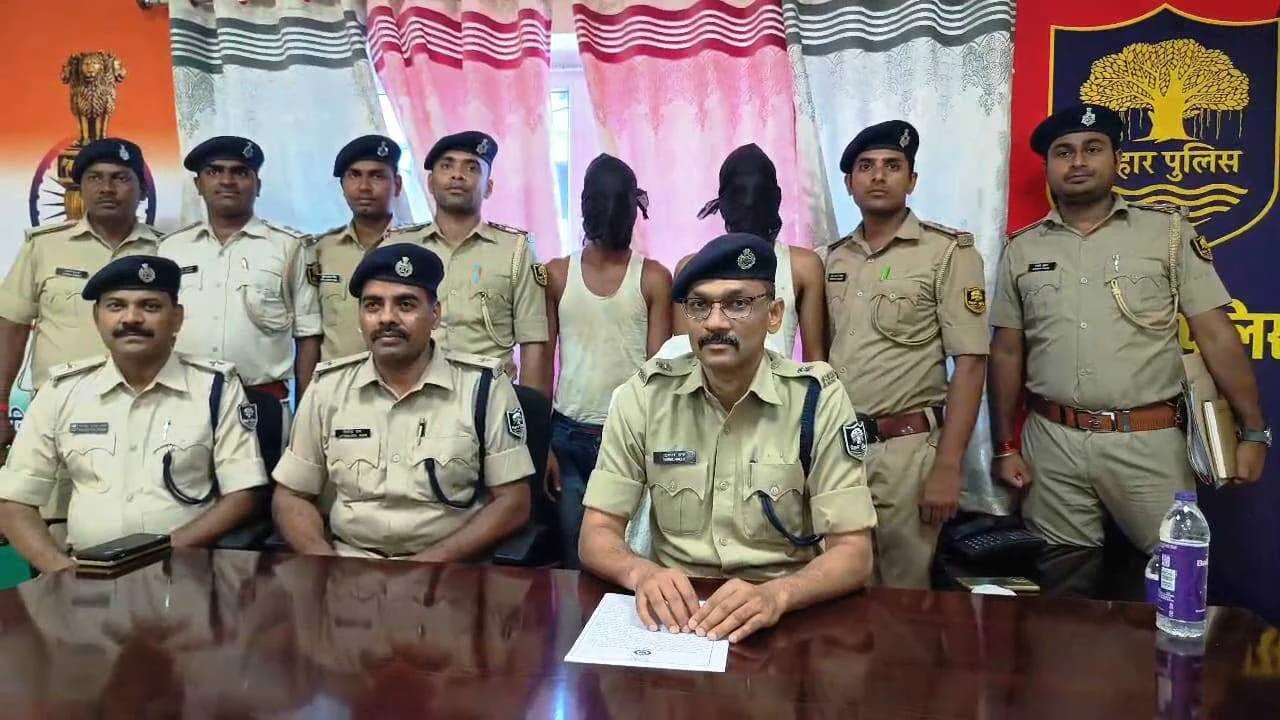 नालंदा: पुलिस ने संदेह के आधार पर दो साइबर ठगो को देवीसराय इलाके से किया गिरफ्तार 3