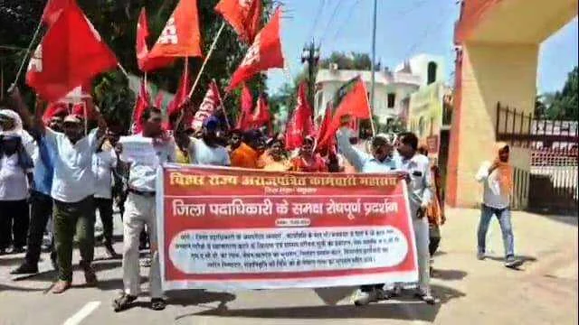आराजपत्रित कर्मचारी महासंघ के बैनर तले ग्यारह सुत्री मांग को लेकर ट्रेड यूनियन के कर्मीयों समाहरणालय के समक्ष किया हंगामा 3