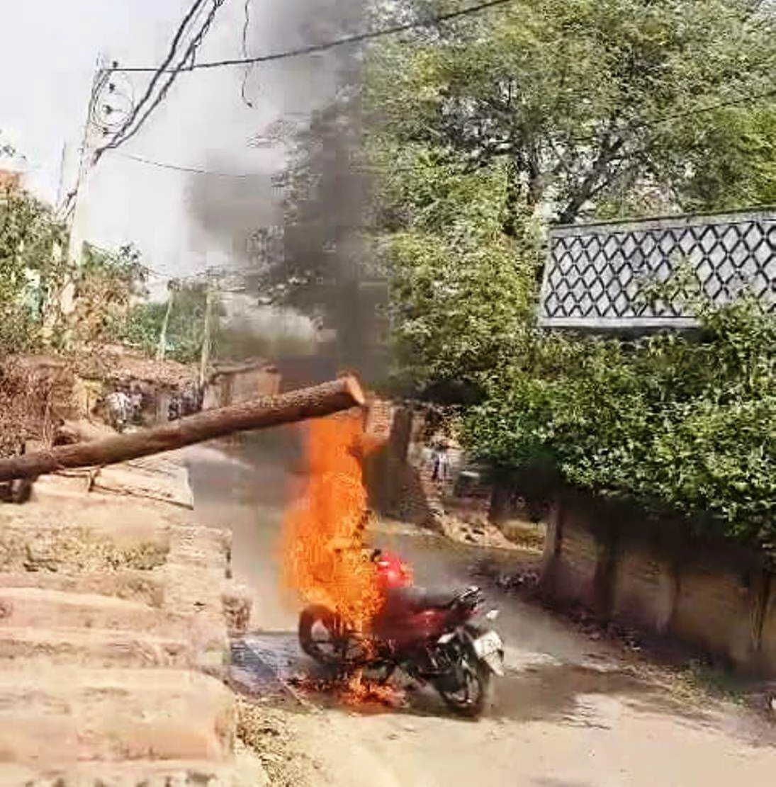 नालंदा जिले के सिलाव थाना क्षेत्र इलाके में भीषण गर्मी के कारण मोटरसाइकिल में लगी आग, चालक झुलसा 3