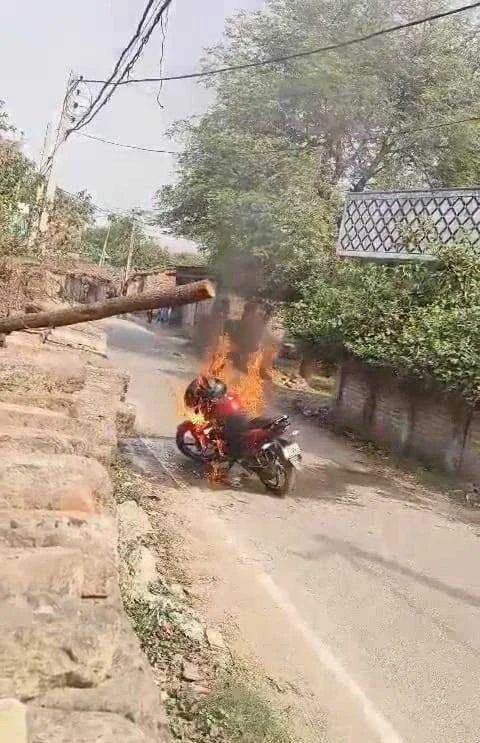 नालंदा जिले के सिलाव थाना क्षेत्र इलाके में भीषण गर्मी के कारण मोटरसाइकिल में लगी आग, चालक झुलसा 2