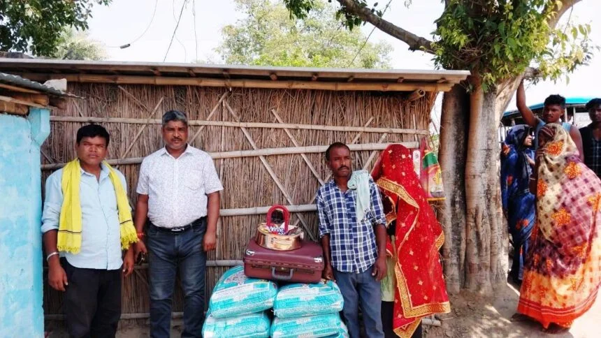 युवा समाजसेवी भाई राजू सहनी ने चंदौली व मुख्तियारपुर सलखन्नी गांव में मृतक के परिवार से किया मुलाकात व उपलब्ध करायी 06 माह की राशन सामग्री 1