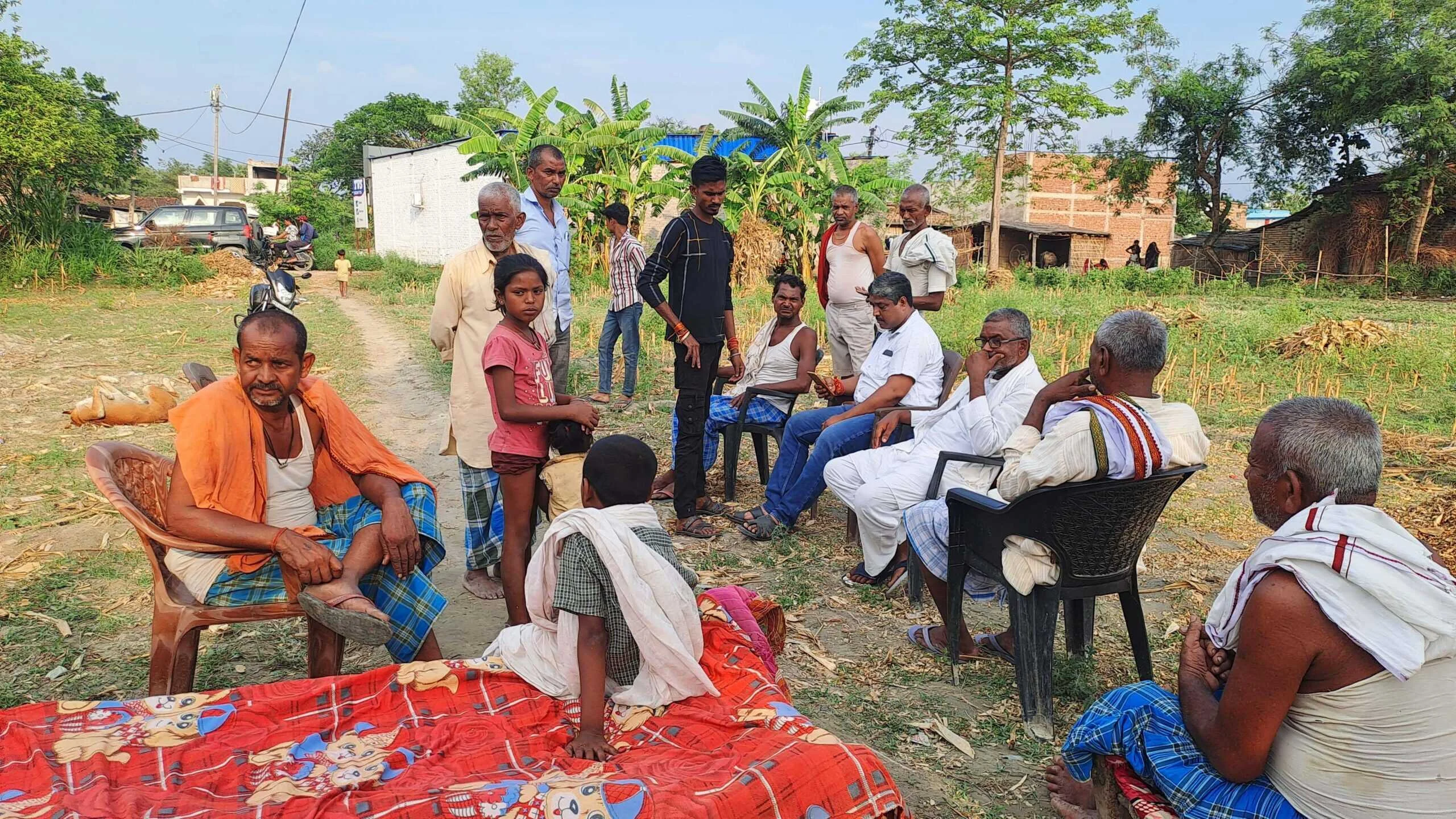 युवा समाजसेवी भाई राजू सहनी ने चंदौली व मुख्तियारपुर सलखन्नी गांव में मृतक के परिवार से किया मुलाकात व उपलब्ध करायी 06 माह की राशन सामग्री 5