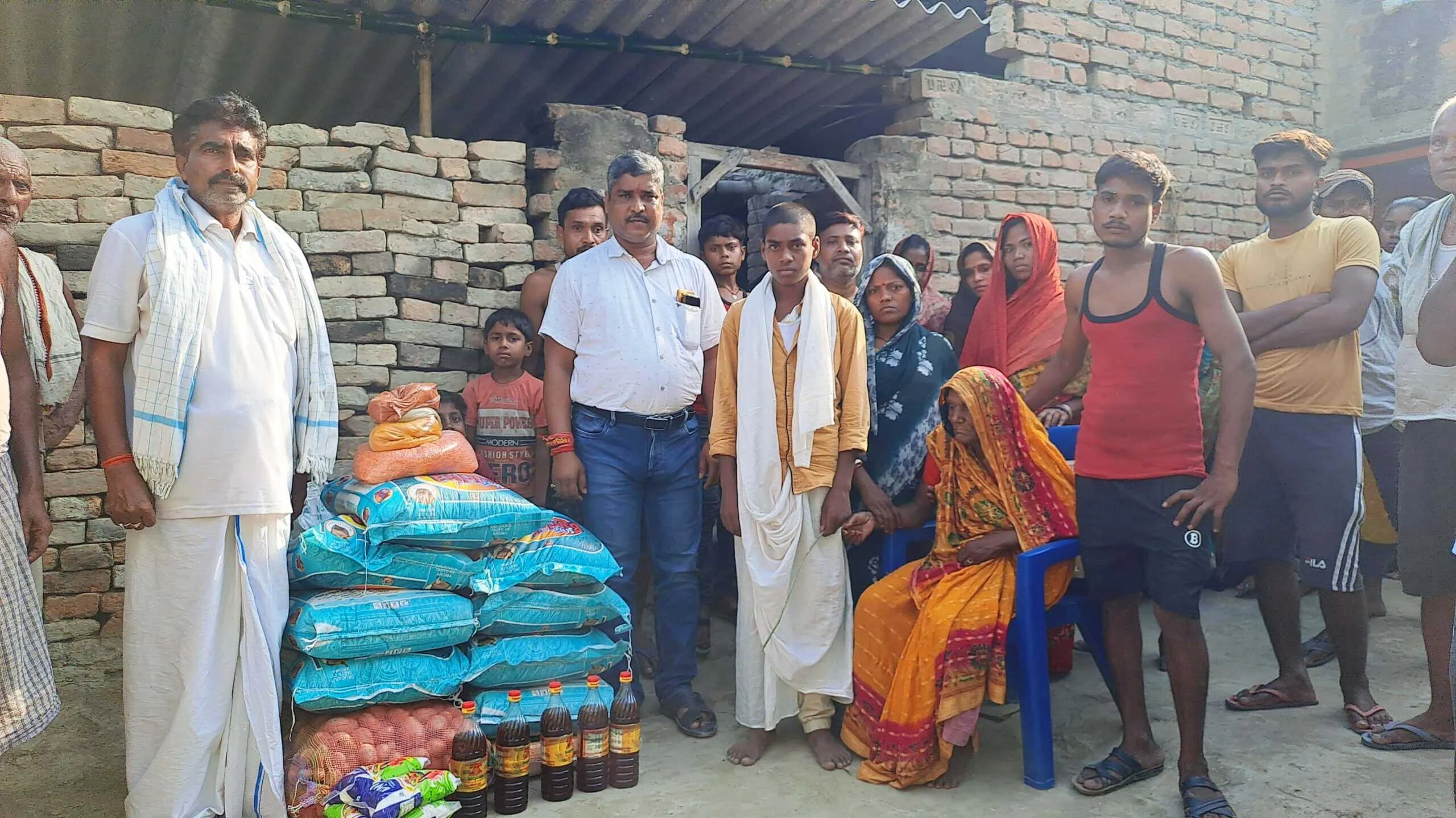युवा समाजसेवी भाई राजू सहनी ने चंदौली व मुख्तियारपुर सलखन्नी गांव में मृतक के परिवार से किया मुलाकात व उपलब्ध करायी 06 माह की राशन सामग्री 6