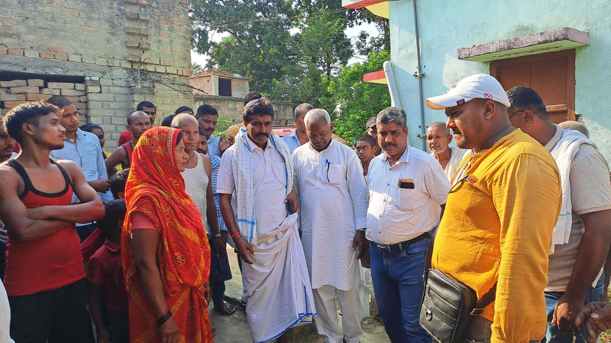 युवा समाजसेवी भाई राजू सहनी ने चंदौली व मुख्तियारपुर सलखन्नी गांव में मृतक के परिवार से किया मुलाकात व उपलब्ध करायी 06 माह की राशन सामग्री 7