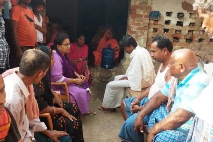 कांग्रेस के पूर्व विधायक अमिता भूषण ने नौला गांव में मृतक सुजीत के स्वजनों से की मुलाकात, दी सांत्वना 19
