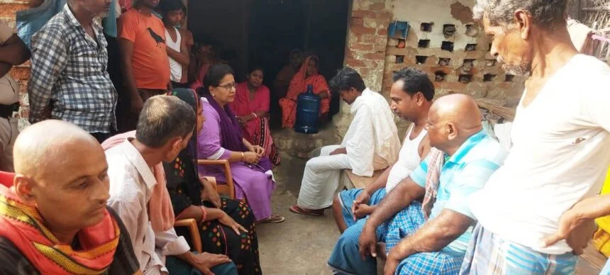 कांग्रेस के पूर्व विधायक अमिता भूषण ने नौला गांव में मृतक सुजीत के स्वजनों से की मुलाकात, दी सांत्वना 1
