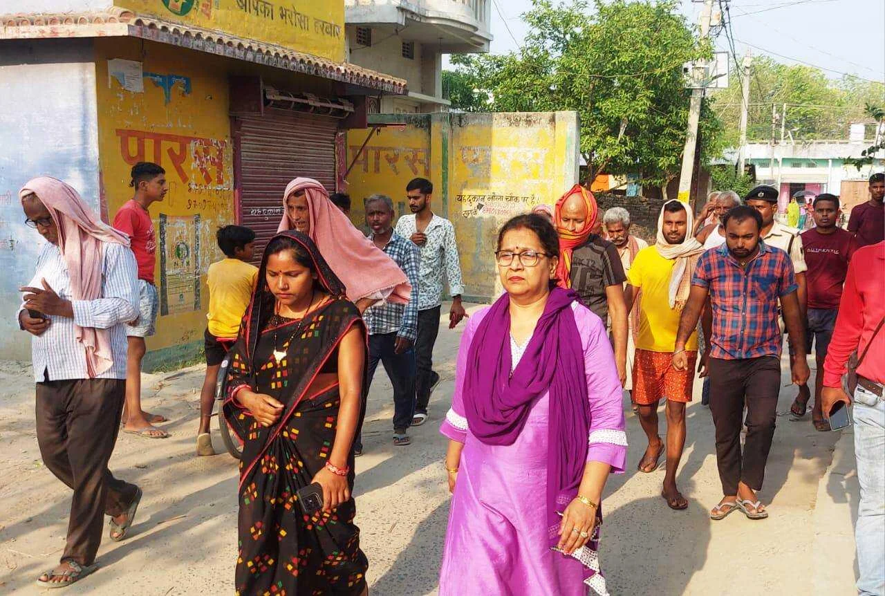 कांग्रेस के पूर्व विधायक अमिता भूषण ने नौला गांव में मृतक सुजीत के स्वजनों से की मुलाकात, दी सांत्वना 2