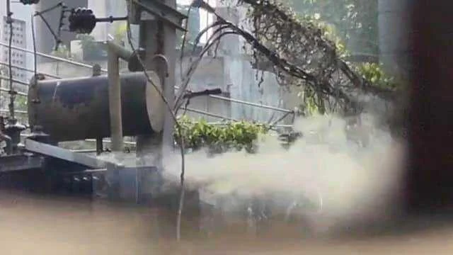बेगूसराय में भीषण गर्मी के कारण विद्युत ट्रांसफार्मर में लगी आग, लोगों में अफरातफरी का हुआ माहौल 3