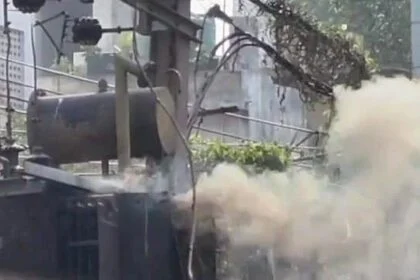 बेगूसराय में भीषण गर्मी के कारण विद्युत ट्रांसफार्मर में लगी आग, लोगों में अफरातफरी का हुआ माहौल 32