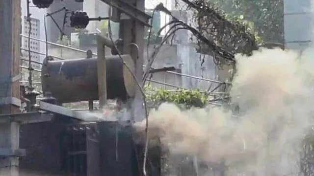 बेगूसराय में भीषण गर्मी के कारण विद्युत ट्रांसफार्मर में लगी आग, लोगों में अफरातफरी का हुआ माहौल 8