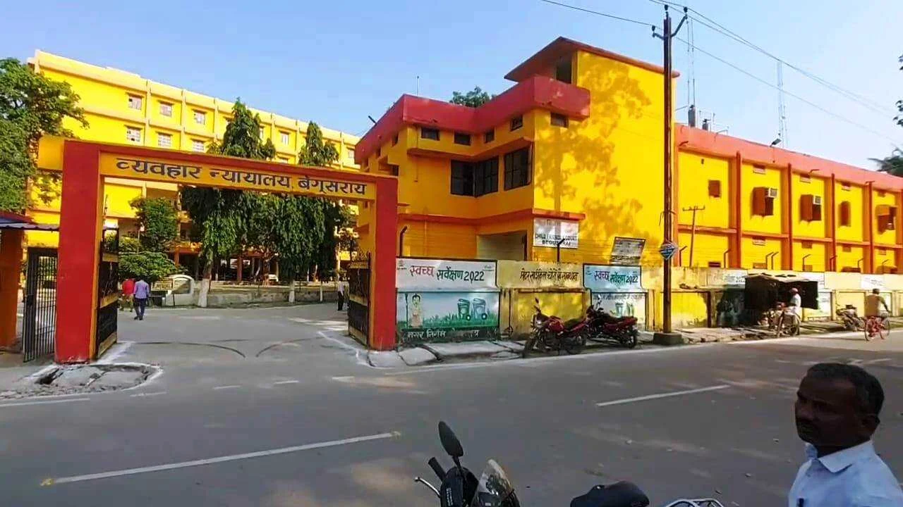 बेगूसराय में आवारा कुत्तों का आंतक, कोर्ट परिसर में अधिवक्ता समेत कैदी को बनाया अपना शिकार 6