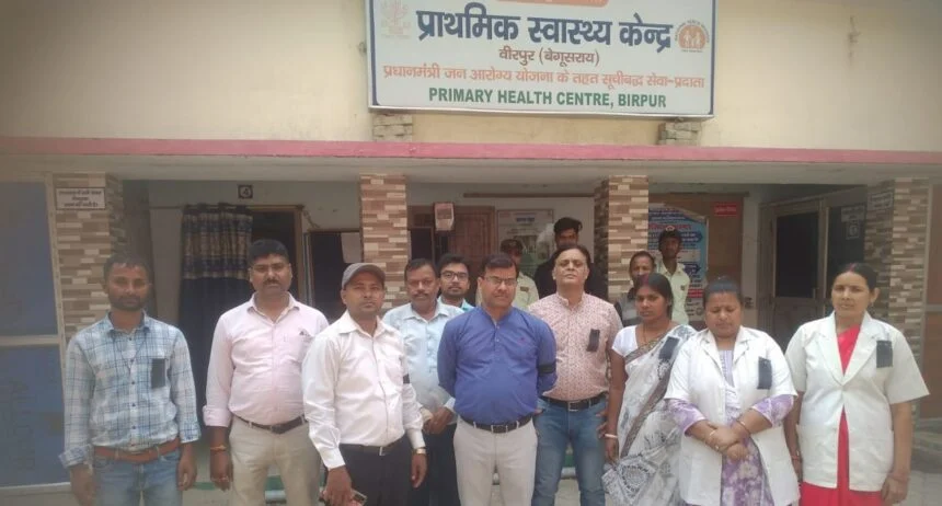 बेगूसराय के वीरपुर प्राथमिक स्वास्थ्य केंद्र के संविदाकर्मियों ने किया विरोध प्रदर्शन 1