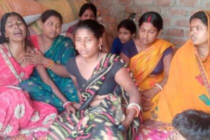 सड़क दुर्घटना में एक युवक की घटना स्थल पर हुई मौत मृतक  का शव गेहुंनी पहुंचते ही परिजनों में मचा कोहराम 19