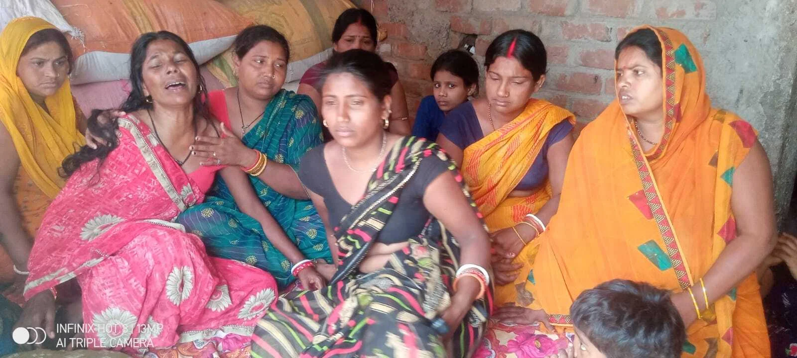 सड़क दुर्घटना में एक युवक की घटना स्थल पर हुई मौत मृतक  का शव गेहुंनी पहुंचते ही परिजनों में मचा कोहराम 6