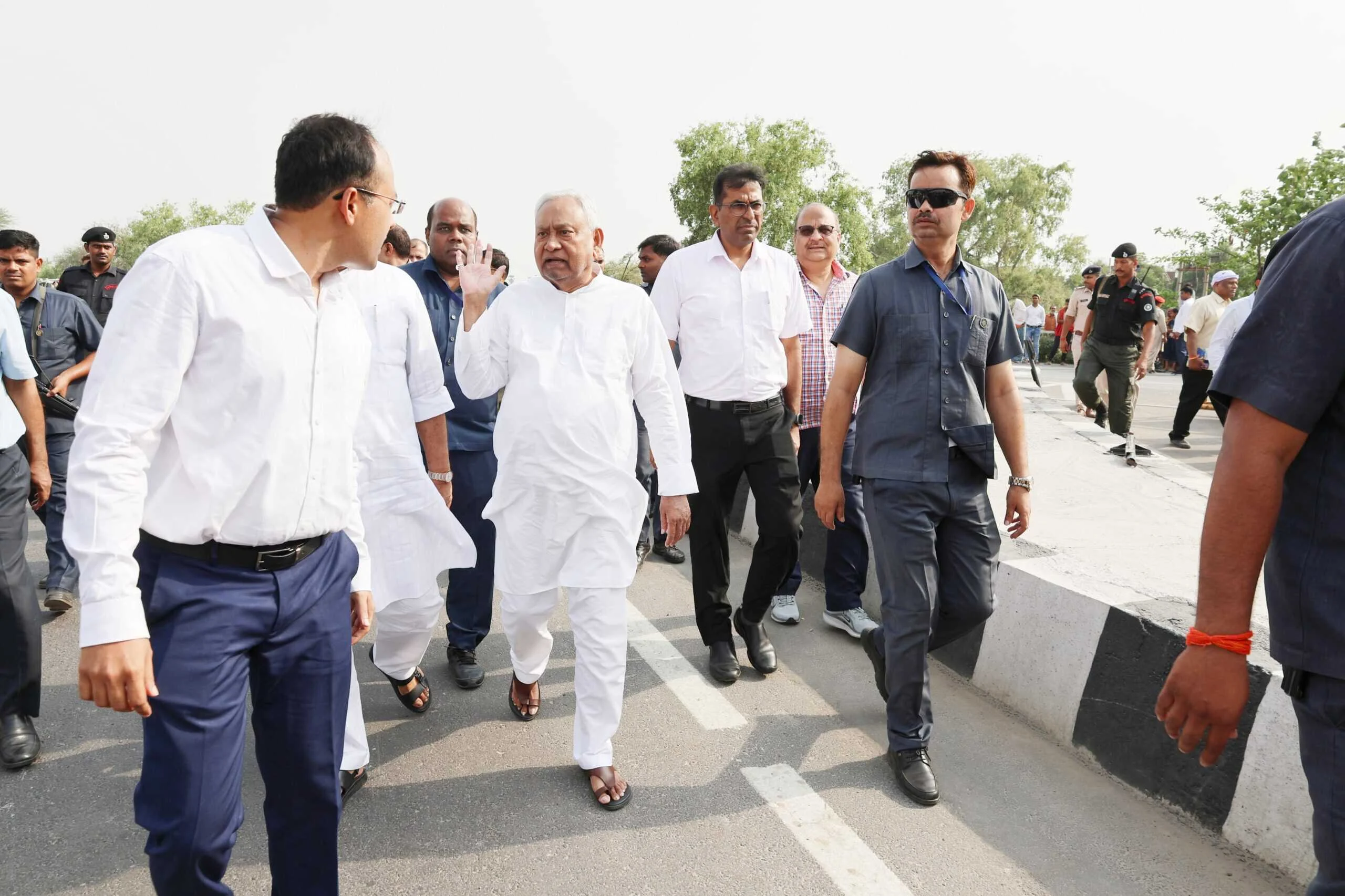 नालंदा पहुंचे बिहार के मुख्यमत्री नीतीश कुमार ने तेलमर-करौटा सड़क का किया निरीक्षण 3