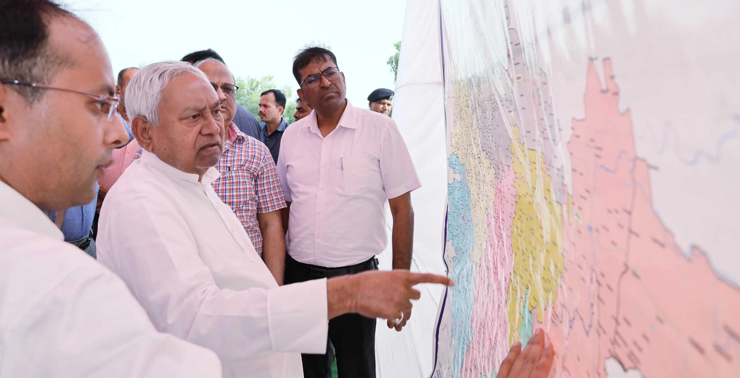 नालंदा पहुंचे बिहार के मुख्यमत्री नीतीश कुमार ने तेलमर-करौटा सड़क का किया निरीक्षण 6