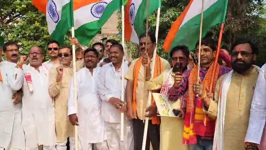 खगड़िया शहर में सेना के सम्मान में एनडीए कार्यकर्त्ताओं ने निकाली तिरंगा यात्रा 3