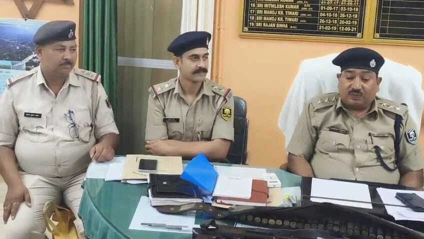 बेगूसराय पुलिस को मिली सफलता, कुख्यात अपराधी रामदेव सिंह के घर से एक बंदुक,90 ज़िन्दा कारतूस किया बरामद 4
