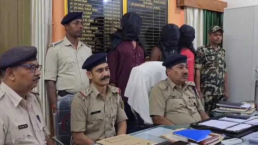 बेगूसराय चर्चित पुजारी हत्याकांड का पुलिस ने किया खुलासा,देशी कट्टा व जिन्दा कारतूस के साथ तीन आरोपी गिरफ्तार 6