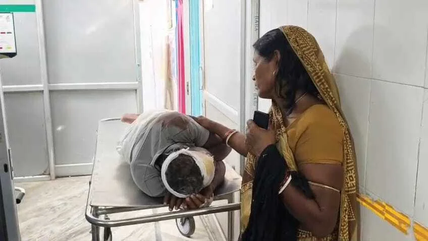 जमीन की रजिस्ट्री नहीं करने पर कलयुगी पुत्र ने अपने माता,पिता को पीट-पीट कर किया जख्मी 4