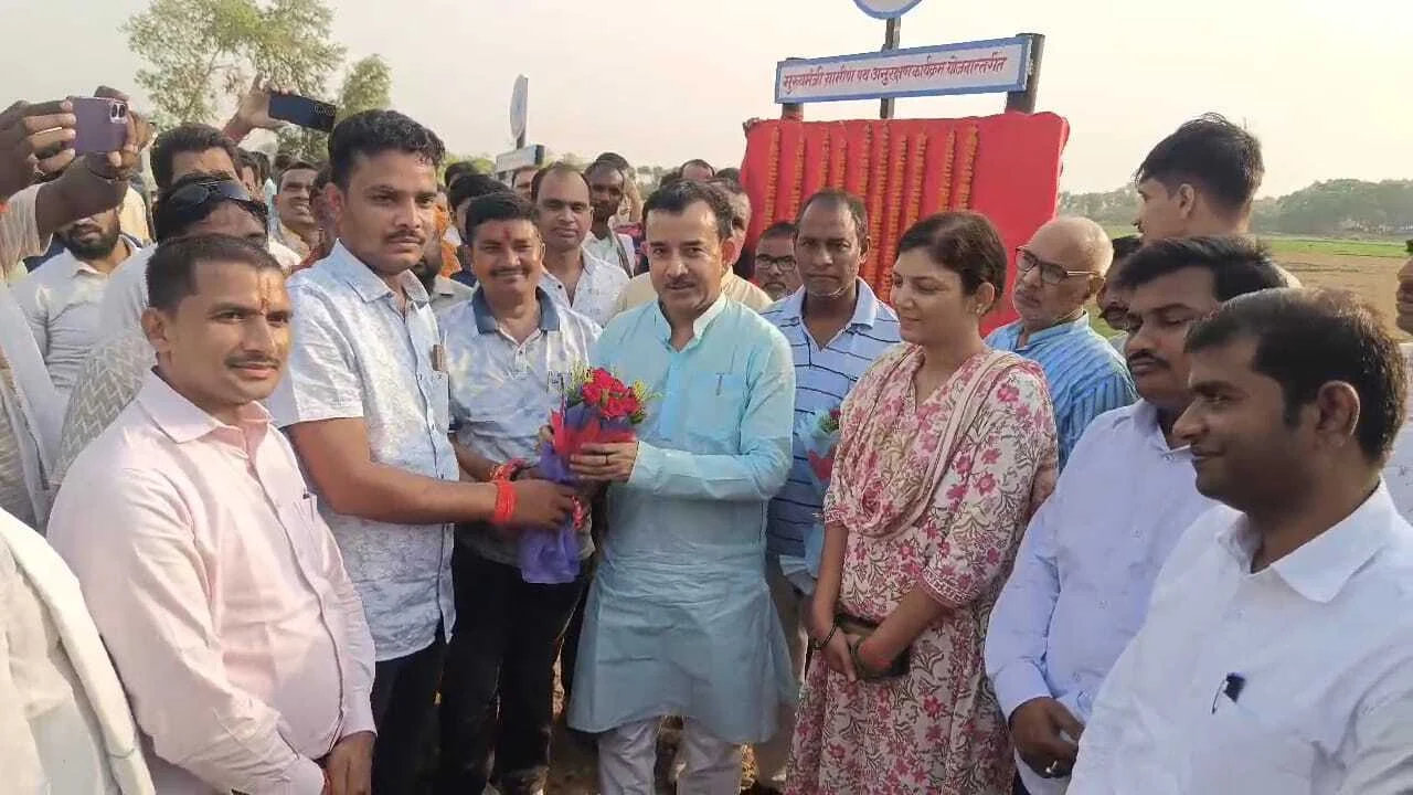 मुख्यमंत्री ग्रामीण पथ अनुरक्षण कार्यक्रम योजना अंतर्गत एक करोड़ चार लाख की लागत से बने पक्की सड़क का अस्थावां के जेडीयू विधायक डॉक्टर जितेंद्र कुमार ने किया उद्घाटन 2
