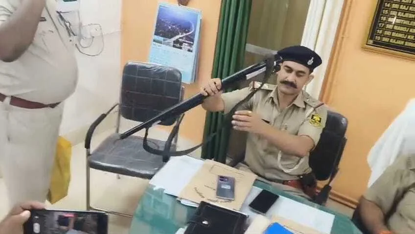 बेगूसराय पुलिस को मिली सफलता, कुख्यात अपराधी रामदेव सिंह के घर से एक बंदुक,90 ज़िन्दा कारतूस किया बरामद 2