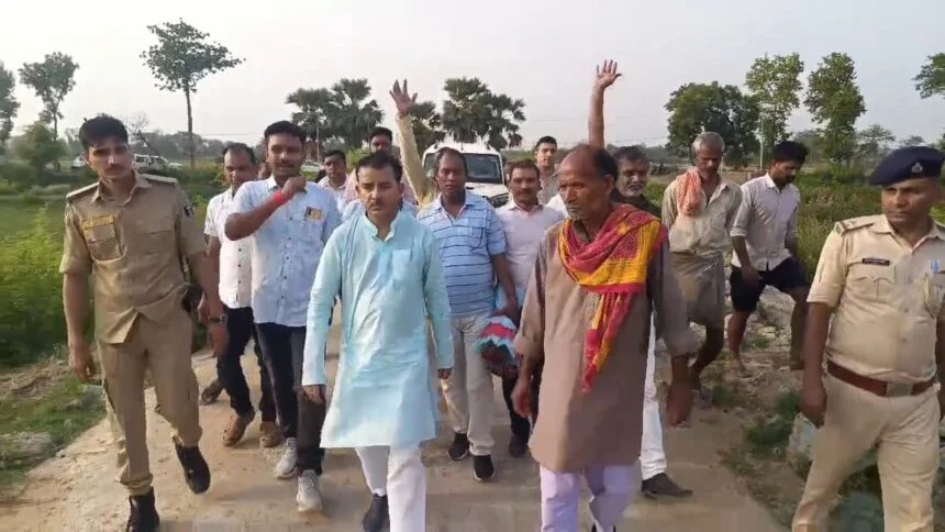 मुख्यमंत्री ग्रामीण पथ अनुरक्षण कार्यक्रम योजना अंतर्गत एक करोड़ चार लाख की लागत से बने पक्की सड़क का अस्थावां के जेडीयू विधायक डॉक्टर जितेंद्र कुमार ने किया उद्घाटन 1