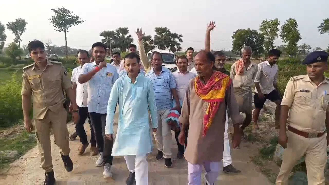मुख्यमंत्री ग्रामीण पथ अनुरक्षण कार्यक्रम योजना अंतर्गत एक करोड़ चार लाख की लागत से बने पक्की सड़क का अस्थावां के जेडीयू विधायक डॉक्टर जितेंद्र कुमार ने किया उद्घाटन 8
