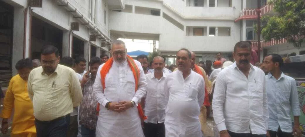 जबतक मूलभूत सुविधा मुहैया नहीं कराई जाती है तब तक जनहित में स्टैंड का सैरात नहीं किया जाए - सांसद 2