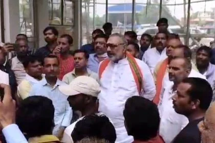 बेगूसराय में बिहट नगर परिषद कार्यालय में मुख्य पार्षद तथा उप मुख्य पार्षद आपस में भिड़े, मौके पर अफरा तफरी का माहौल 27