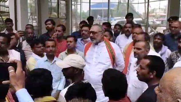 बेगूसराय में बिहट नगर परिषद कार्यालय में मुख्य पार्षद तथा उप मुख्य पार्षद आपस में भिड़े, मौके पर अफरा तफरी का माहौल 5