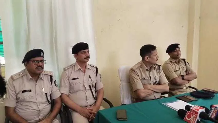 कैमूर एसपी ने भभुआ थाना में जिला पुलिस कंट्रोल रूम का किया संचालन,किसी आपातकालीन सूचना पर तत्काल लोगों की मदद करने पहुंचेगी पुलिस और करेगी कार्रवाई 5