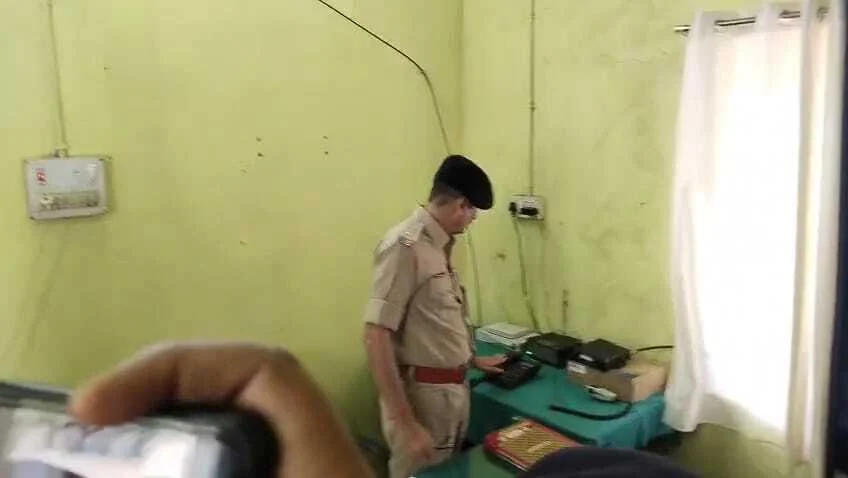 कैमूर एसपी ने भभुआ थाना में जिला पुलिस कंट्रोल रूम का किया संचालन,किसी आपातकालीन सूचना पर तत्काल लोगों की मदद करने पहुंचेगी पुलिस और करेगी कार्रवाई 2