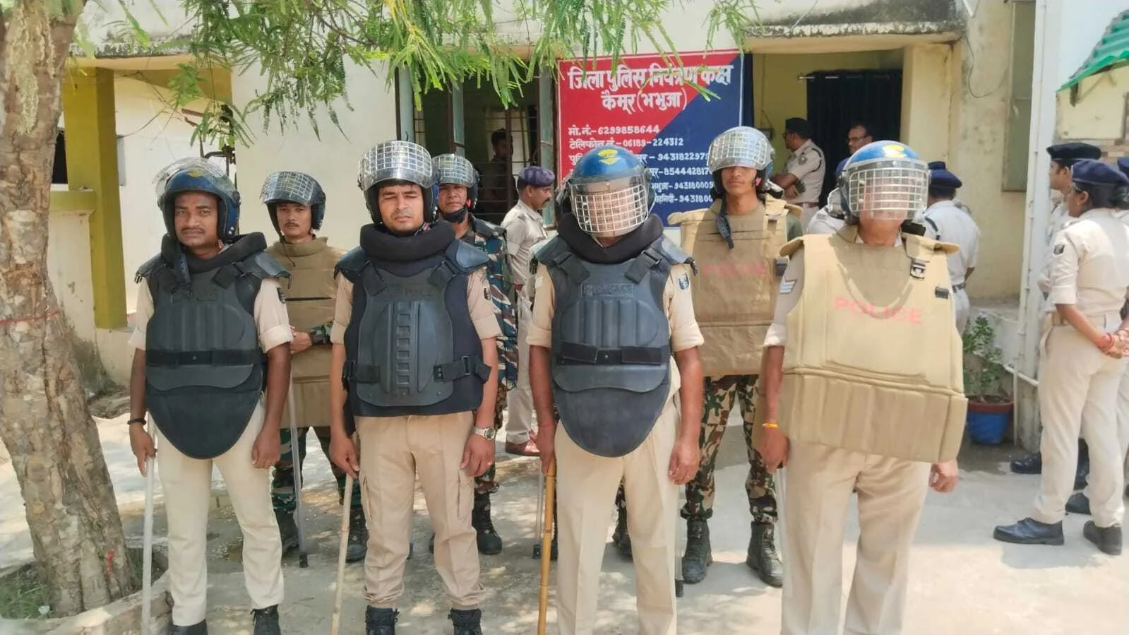 कैमूर एसपी ने भभुआ थाना में जिला पुलिस कंट्रोल रूम का किया संचालन,किसी आपातकालीन सूचना पर तत्काल लोगों की मदद करने पहुंचेगी पुलिस और करेगी कार्रवाई 4