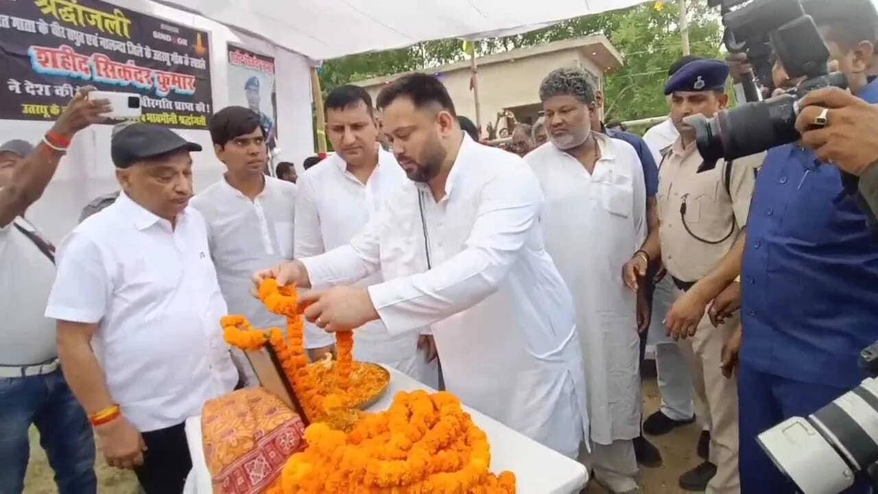 नेता प्रतिपक्ष तेजस्वी यादव पहुंचे बिंद थाना के उतरथू गांव, शहीद को दी श्रद्धांजलि 2